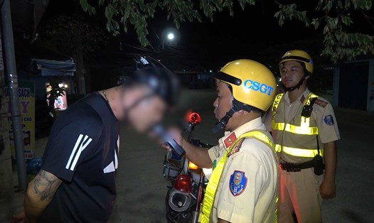 Công an TP Huế xử lý hàng trăm trường hợp vi phạm nồng độ cồn trong 3 ngày đầu ra quân. Ảnh: Công Quang.