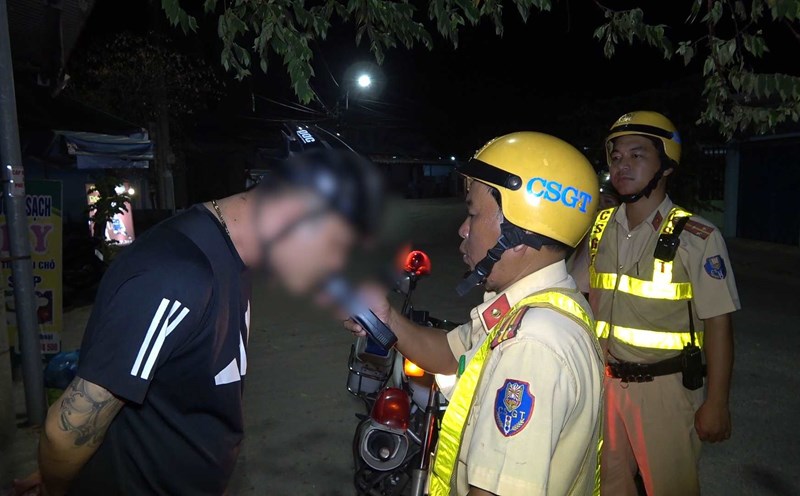 Công an TP Huế xử lý hàng trăm trường hợp vi phạm nồng độ cồn trong 3 ngày đầu ra quân. Ảnh: Công Quang.