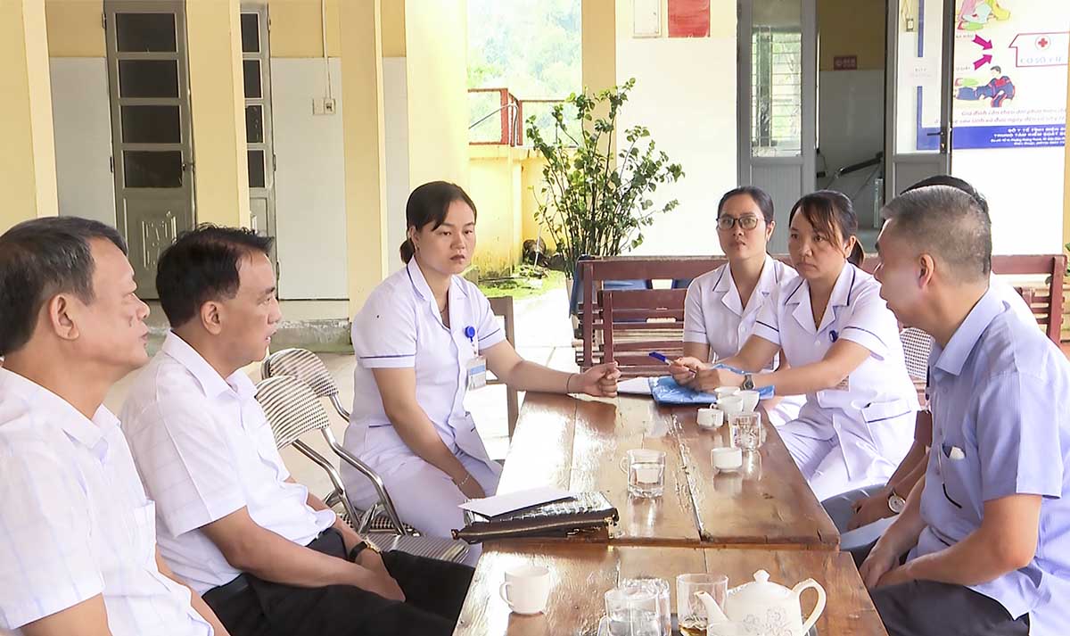 Ông Phạm Giang Nam - Giám đốc Sở Y tế Điện Biên (thứ 2 bên trái) chỉ đạo thành lập trạm y tế lưu động tại nơi xảy ra lũ quét. Ảnh: Đức Cường