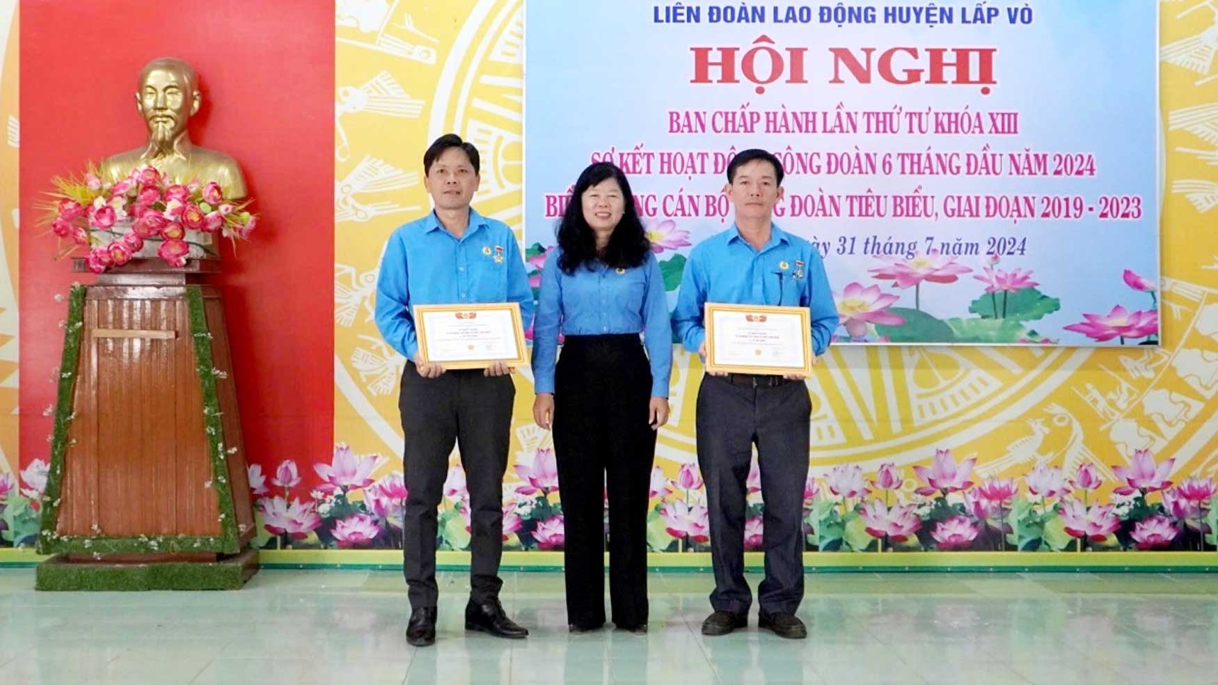 President of the Confederation of Labor Huynh Thi Tuyet Vui awarded medals "For the cause of building the Trade Union" to individuals. Photo: Luu Hung