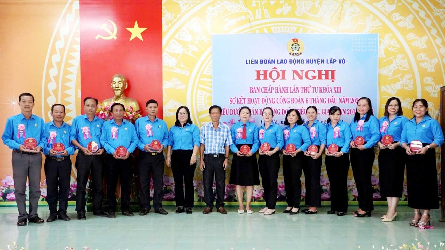 Mr. Nguyen Van Ut and Ms. Nguyen Kim Huyen awarded the logo of typical trade union officials of Lap Vo district in the period 2019 - 2023. Photo: Luu Hung