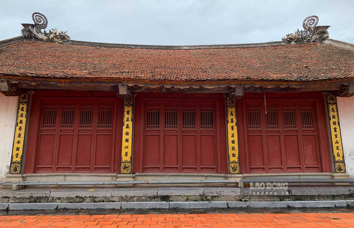 The communal house was built according to the architecture of the Nguyen Dynasty, with Dinh typography, with 8 compartments, the grand worship hall has 5 compartments, and the harem building has 3 compartments.