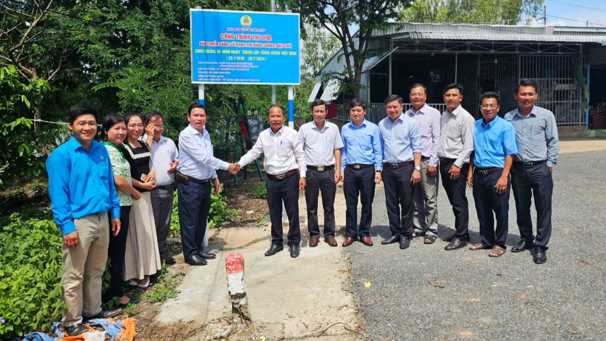 Công trình “Thắp sáng tuyến đường xã biên giới sử dụng pin năng lượng mặt trời” chào mừng Ngày thành lập Công đoàn Việt Nam. Ảnh: Tú Uyên