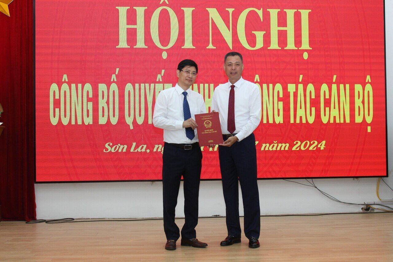 Ông Nguyễn Thành Công, Phó Chủ tịch UBND tỉnh Sơn La trao quyết định cho ông Vũ Tiến Đĩnh (bên trái). Ảnh: Phan Trang