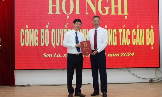 Ông Nguyễn Thành Công, Phó Chủ tịch UBND tỉnh Sơn La trao quyết định cho ông Vũ Tiến Đĩnh (bên trái). Ảnh: Phan Trang