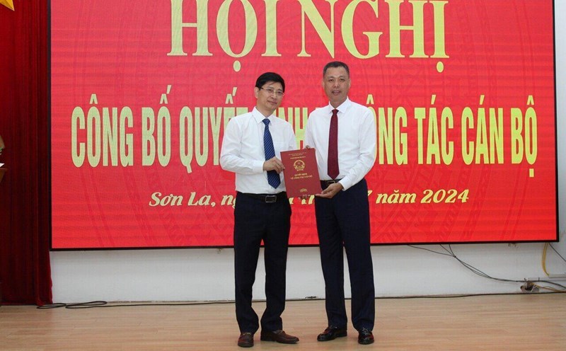 Ông Nguyễn Thành Công, Phó Chủ tịch UBND tỉnh Sơn La trao quyết định cho ông Vũ Tiến Đĩnh (bên trái). Ảnh: Phan Trang