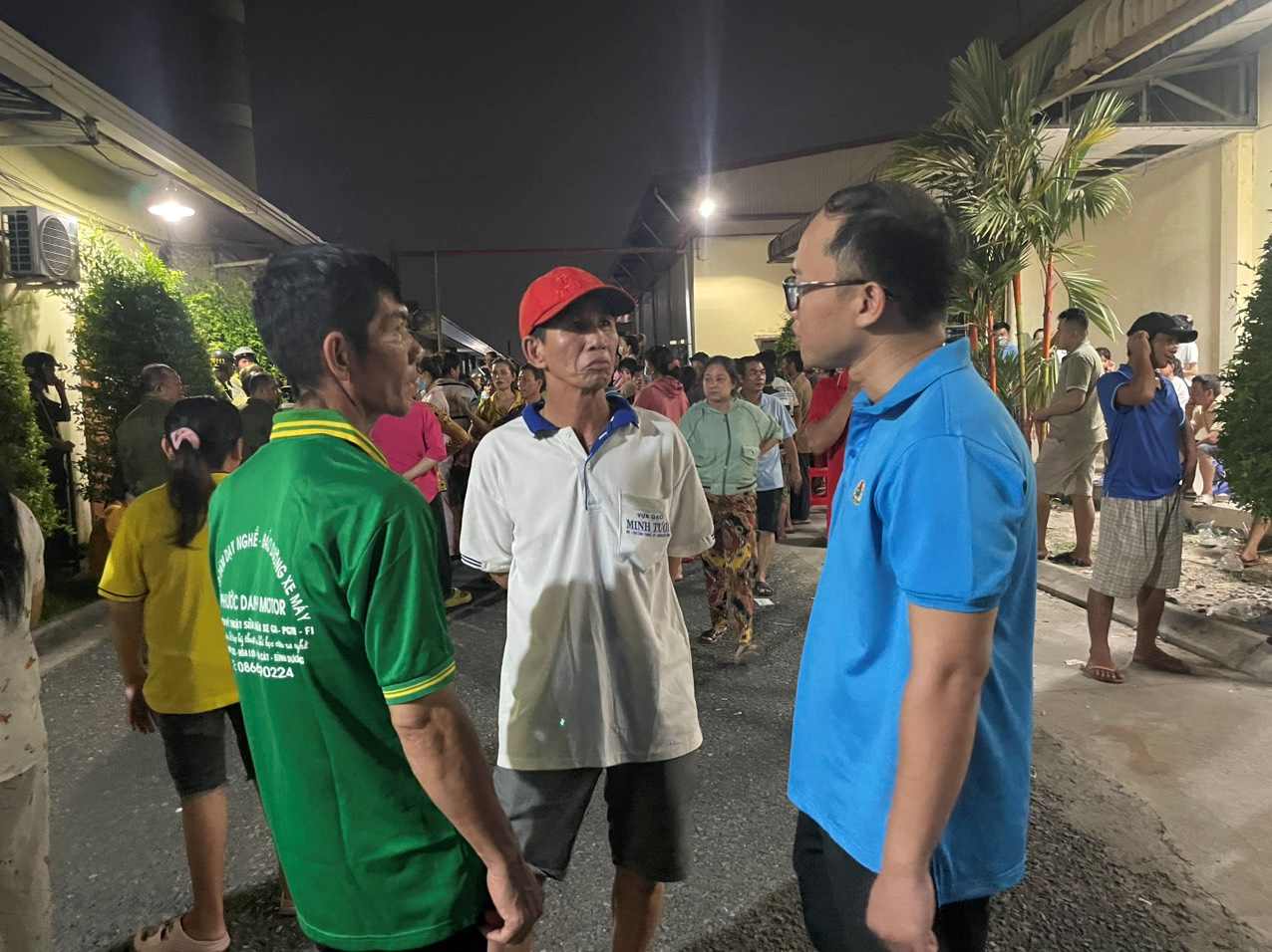 Công nhân đứng chờ công ty thông báo rõ ràng việc trả lương. Ảnh: Đình Trọng