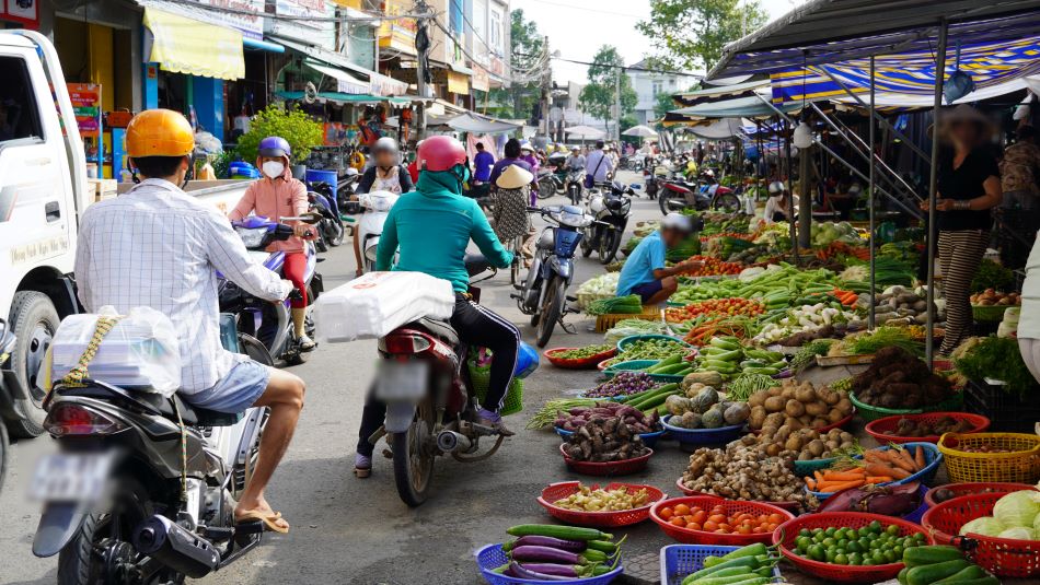 Bày bán trên vỉa hè chưa đủ, tiểu thương ở chợ trung tâm TP Sóc Trăng còn chiếm dụng luôn lòng đường. Ảnh: Phương Anh 