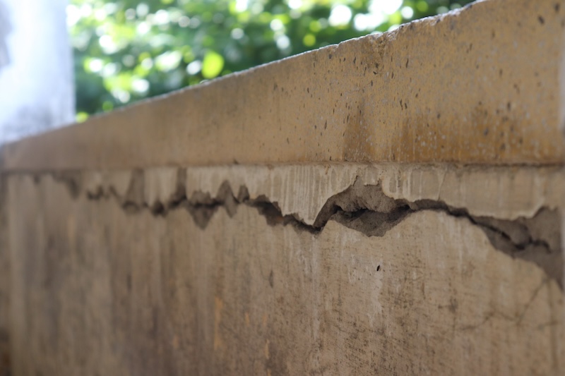 The building blocks have degraded a lot, the steel has shown signs of corrosion and rust from the inside.