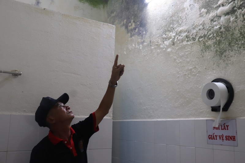 According to Mr. Ngo Tat Hieu, an employee of Phan Thanh Tai High School, after more than 21 years of use, the 2-storey buildings have shown signs of serious deterioration, not ensuring safety and causing many inadequacies in teaching.