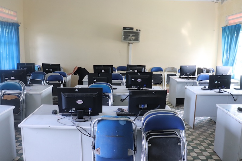 The computer room of Phan Thanh Tai High School during the rainy season is almost impossible to study because water leaks from the ceiling everywhere.