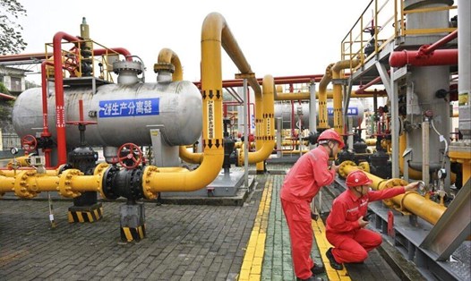 Kỹ thuật viên kiểm tra thiết bị ở mỏ khí đốt tại Trùng Khánh, Trung Quốc. Ảnh: Xinhua