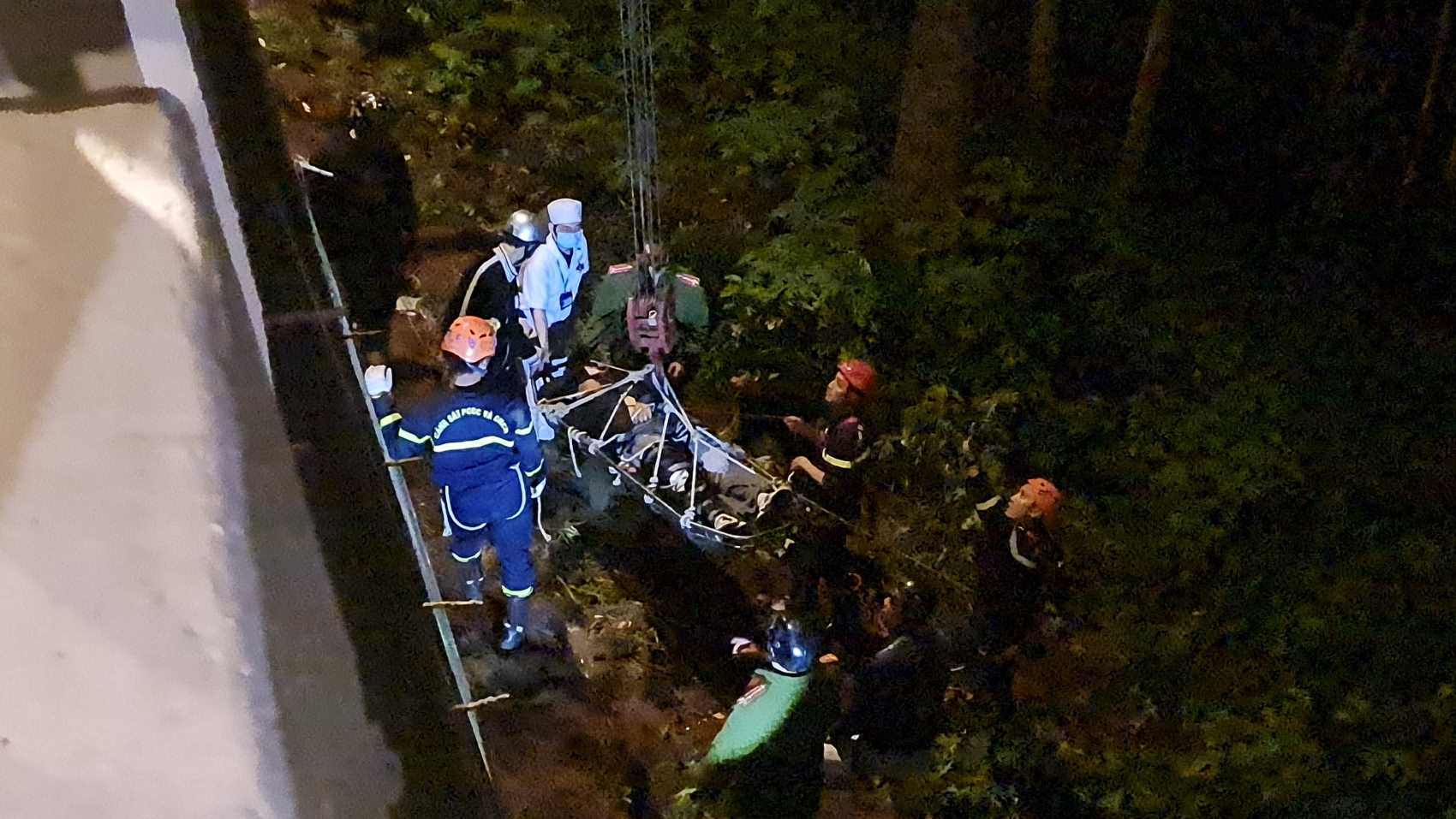 The scene of the incident where a young man driving a motorbike fell into a deep abyss at Prenn Pass. Photo: Provided by people