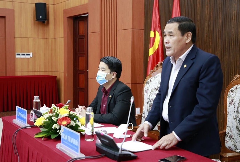 Ông Trần Thanh Hà - nguyên Giám đốc Sở TNMT Quảng Nam (bên phải) thuộc danh sách tinh giản biên chế của tỉnh đợt 1.2024. Ảnh Nguyễn Hoàng