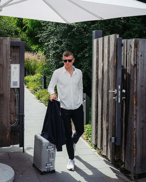 Toni Kroos lịch lãm khi di chuyển cùng tuyển Đức. Ảnh: Instagram