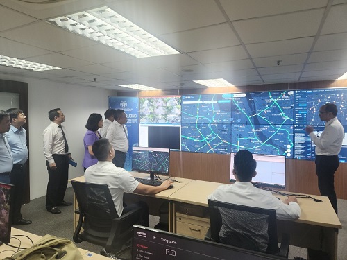 Lãnh đạo UBND TP Hà Nội kiểm tra hệ thống điều hành giao thông thông minh. Ảnh: Minh Hạnh 