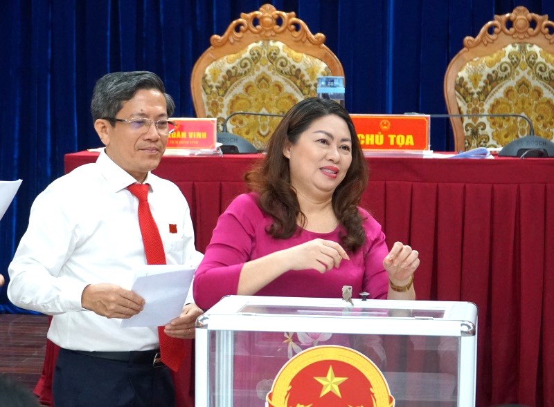 Trưởng Ban Tuyên giáo Quảng Nam Nguyễn Thị Thu Lan (áo đỏ) được điều động giữ chức Bí thư Thành ủy Tam Kỳ. Ảnh Nguyễn Hoàng
