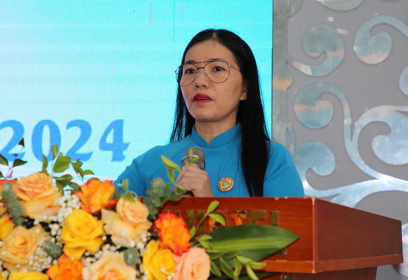 Bà Đỗ Thị Quế - Phó Chủ tịch phụ trách Công đoàn ngành Giáo dục tỉnh Quảng Bình phát biểu tại buổi lễ. Ảnh: Công Sáng