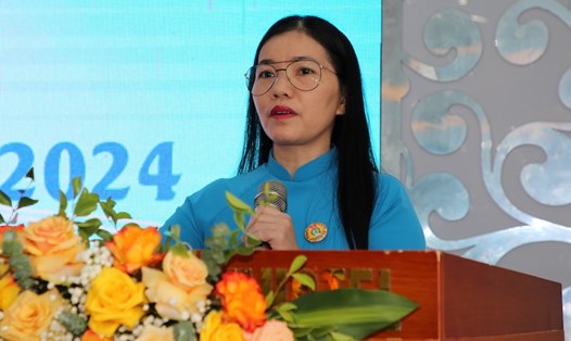 Bà Đỗ Thị Quế - Phó Chủ tịch phụ trách Công đoàn ngành Giáo dục tỉnh Quảng Bình phát biểu tại buổi lễ. Ảnh: Công Sáng