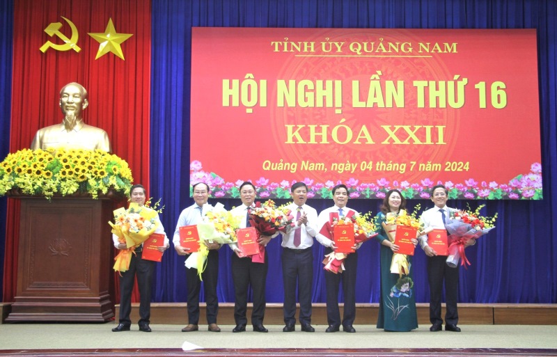 Ông Lương Nguyễn Minh Triết, Bí thư Tỉnh ủy Quảng Nam (thứ 4 từ trái sang) chúc mừng các cán bộ được phân công, điều động ở vị trí công tác mới. Ảnh Tỉnh ủy Quảng Nam