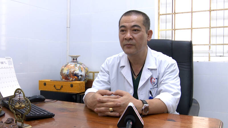 Bác sĩ Nguyễn Thái Minh, Trưởng khoa Truyền nhiễm - Bệnh viện Đa khoa Đống Đa. Ảnh: Đinh Hiệp.