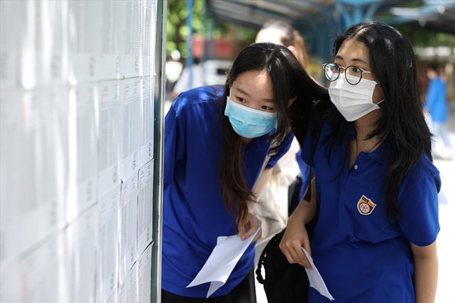 Nhiều trường đại học đã công bố điểm chuẩn phương thức xét tuyển sớm đến học sinh. Ảnh: Hải Nguyễn
