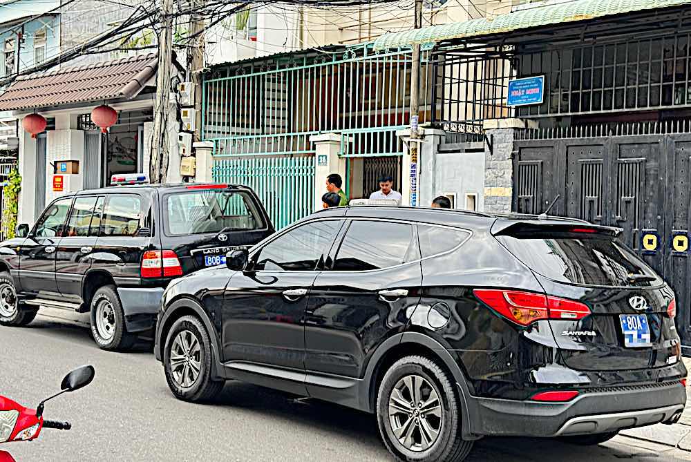 Xe ôtô biển số xanh 80A trước nhà ông Nguyễn Ngọc - cựu Phó Chủ tịch UBND tỉnh Bình Thuận. Ảnh: Phan Thành