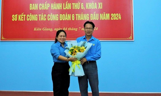Chủ tịch LĐLĐ tỉnh Kiên Giang Trương Thanh Thúy tặng hoa chúc mừng ông Nguyễn Văn Út. Ảnh: Mỹ Linh