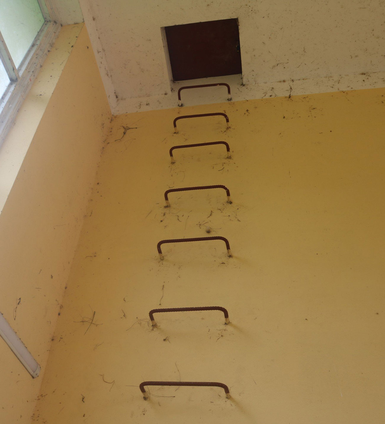  Sau khi leo thang sắt dẫn lên tầng thượng của nhà lớp học 3 tầng, không may nắp đậy lối xuống bị đóng và không thể mở theo chiều ngược lại nên cả 2 cháu bị mắc kẹt tại sân thượng.