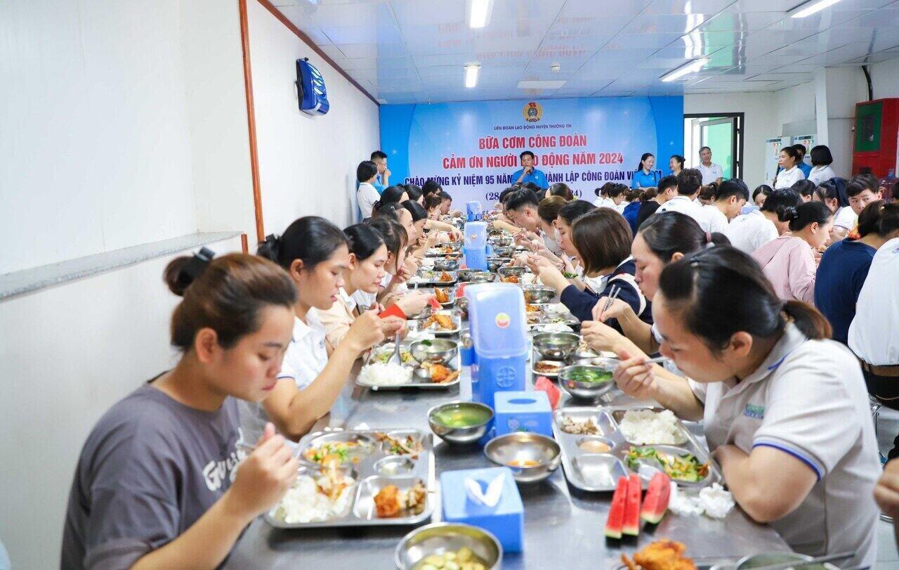 “Bữa cơm Công đoàn - Cảm ơn người lao động” tại Công ty TNHH Green Chicken do Liên đoàn Lao động huyện Thường Tín tổ chức. Ảnh: CĐH