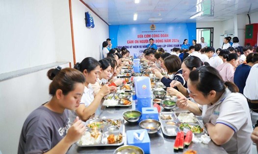 “Bữa cơm Công đoàn - Cảm ơn người lao động” tại Công ty TNHH Green Chicken do Liên đoàn Lao động huyện Thường Tín tổ chức. Ảnh: CĐH