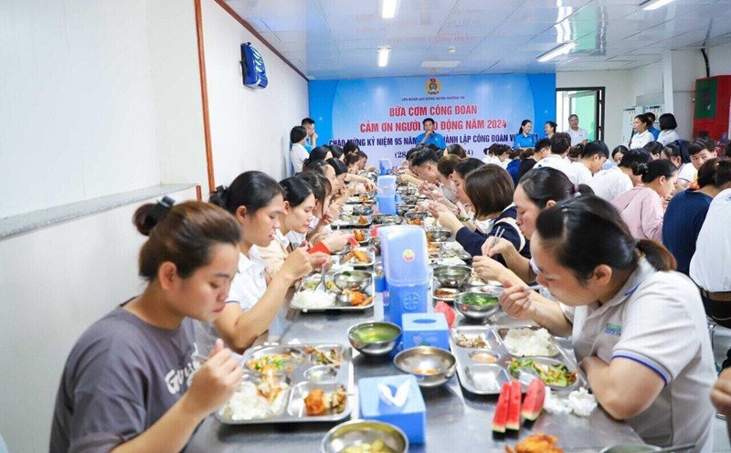 “Bữa cơm Công đoàn - Cảm ơn người lao động” tại Công ty TNHH Green Chicken do Liên đoàn Lao động huyện Thường Tín tổ chức. Ảnh: CĐH