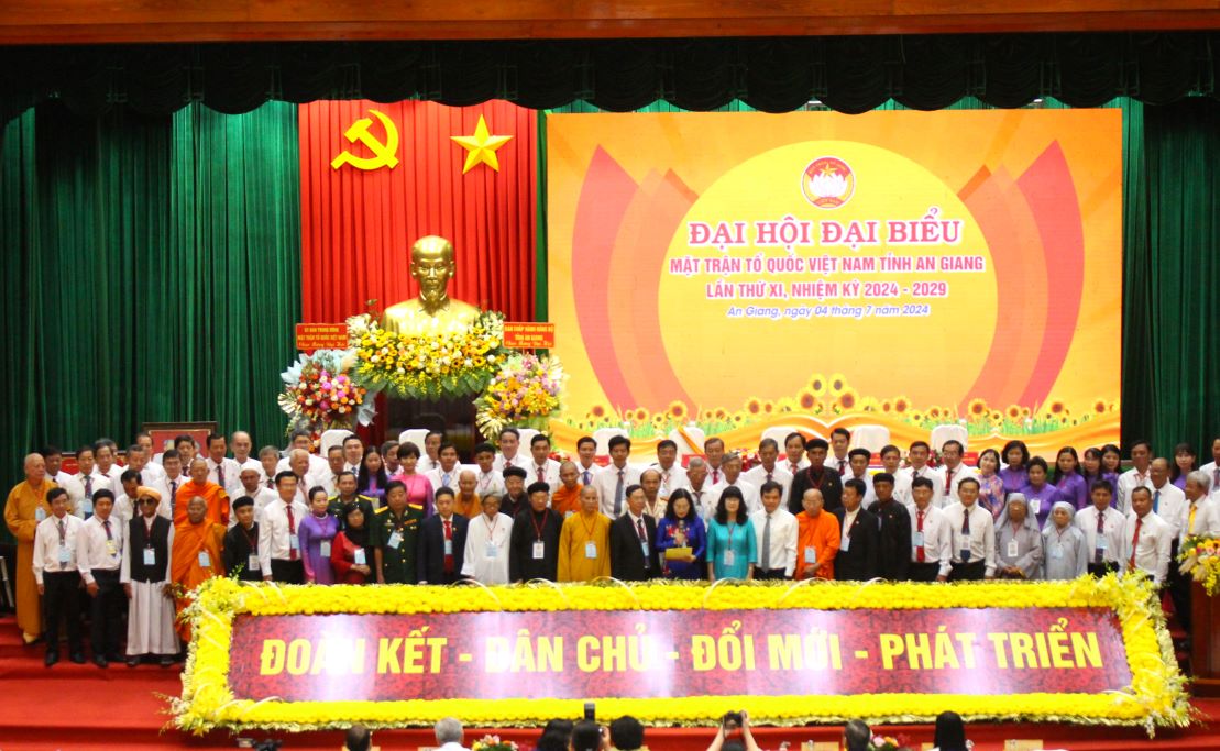 93 Ủy viên Ủy ban MTTQ Việt Nam tỉnh An Giang nhiệm kỳ 2024-2029 ra mắt tại Đại hội. Ảnh: Lâm Điền