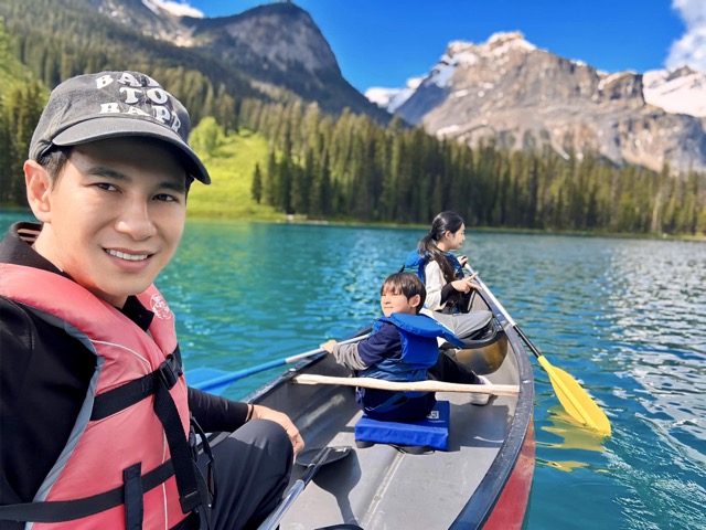 Lý Hải thích thú đưa các con đi chèo thuyền. Ảnh: NSCC.