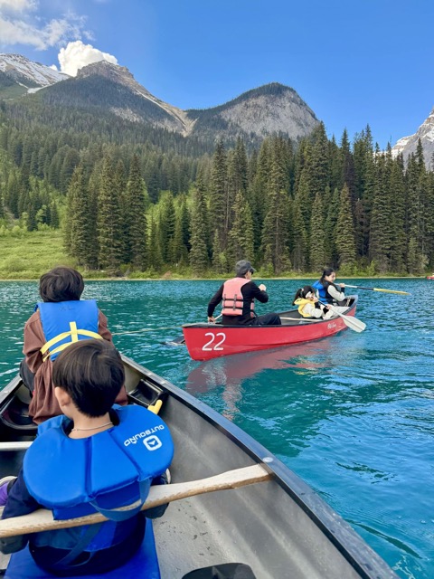 “Tuần trước đó, Banff mưa nhiều nhưng tuần mình đi lại nắng đẹp nhờ vậy dù trời rất lạnh nhưng cả nhà vẫn được đi chèo thuyền, ngắm cảnh đẹp, cùng đi bộ và dành thời gian trò chuyện cùng nhau...” - Minh Hà nói.  