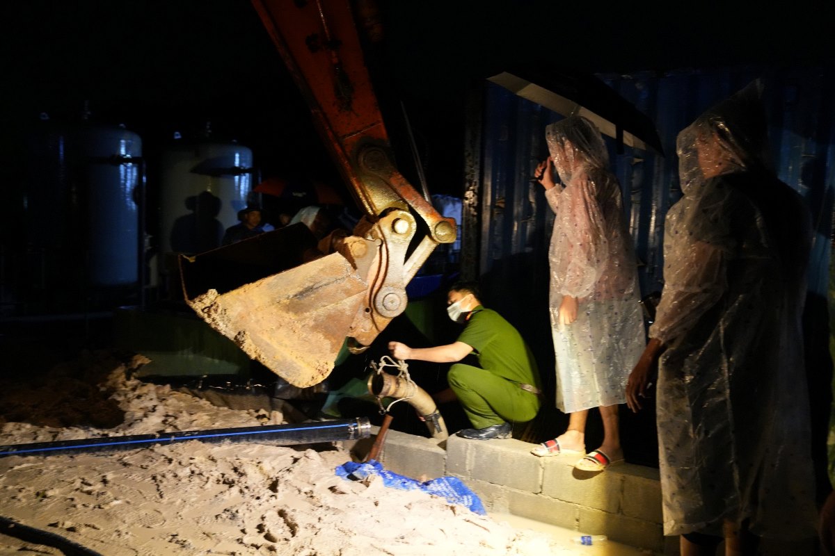 Cơ quan chức năng truy vết xả thải tại Công ty TNHH Kbec Vina. Ảnh: Mạnh Khá