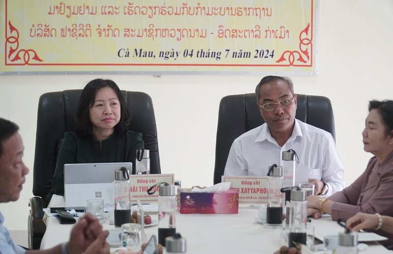 Lãnh đạo hai tổ chức Công đoàn Việt Nam và Lào cùng làm việc với CĐCS Công ty Việt Úc Cà Mau. Ảnh: Nhật Hồ