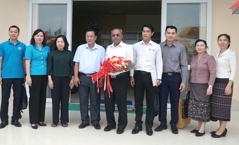 Phó chủ tịch thường trực Tổng Liên đoàn Lao động Việt Nam Thái Thu Xương chụp ảnh lưu niệm cùng đoàn công tác Liên hiệp Công đoàn Lào tại Cty Viêt Úc Cà Mau. Ảnh:Nhật Hồ