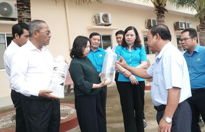Giám đốc Cty Việt Úc Cà Mau giới thiệu sản phẩm tôm giống với đoàn công tác. Ảnh: Nhật Hồ