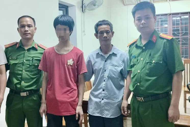 Công an xã đã liên hệ người dân vào đưa anh Nhân (áo đỏ) đã đi lạc hơn 3 tháng về nhà. Ảnh: Công an Hà Tĩnh.