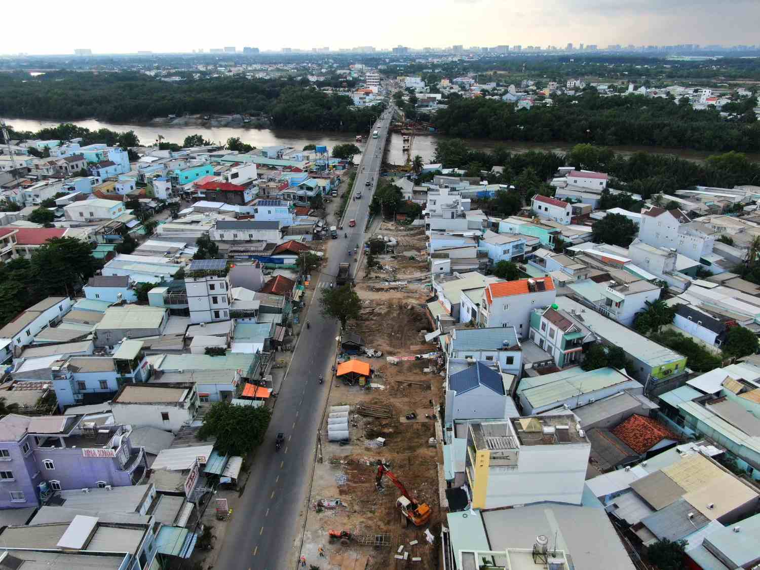 Một dãy nhà dọc Quốc lộ 50 đã giải tỏa chờ mở rộng đường  Ảnh: Minh Quân