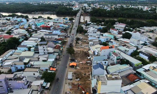 Một dãy nhà dọc Quốc lộ 50 đã giải tỏa chờ mở rộng đường  Ảnh: Minh Quân