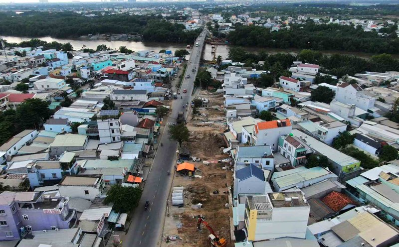 Một dãy nhà dọc Quốc lộ 50 đã giải tỏa chờ mở rộng đường  Ảnh: Minh Quân