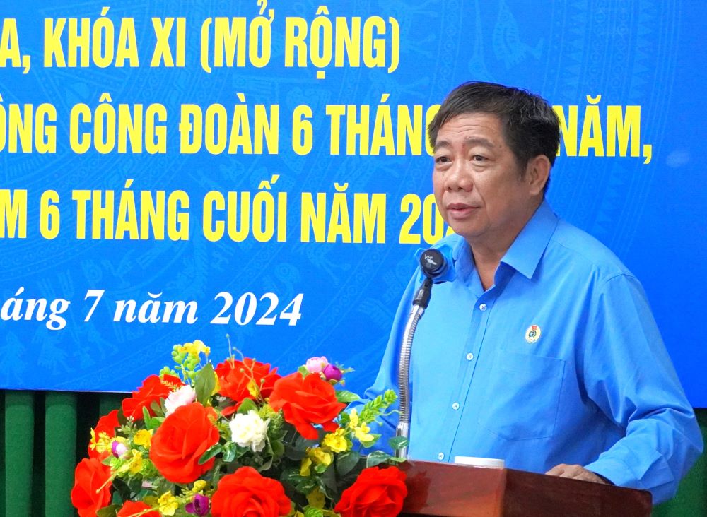 Ông Nguyễn Thanh Sơn - Chủ tịch LĐLĐ tỉnh Sóc Trăng phát biểu tại Hội nghị. Ảnh: Phương Anh