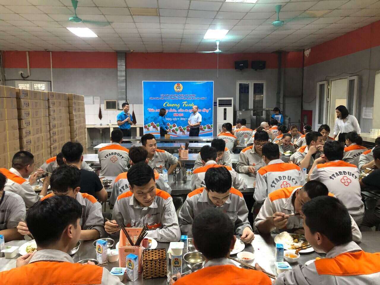 Công đoàn huyện Đan Phượng và lãnh đạo Công ty Cổ phần Đầu tư công nghệ Ngôi Sao châu Á động viên, thăm hỏi công nhân trong Chương trình "Bữa cơm Công đoàn". Ảnh: CĐH
