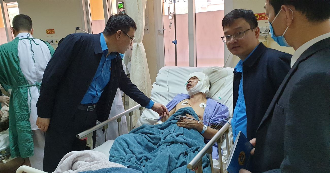 Một công nhân bị thương được đưa vào điều trị tại Bệnh viện Việt Nam - Thụy Điển TP.Uông Bí ngay sau vụ tai nạn. Ảnh: Nguyễn Hùng