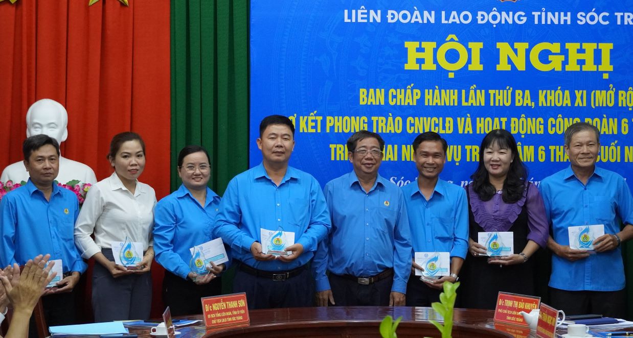 Lãnh đạo LĐLĐ tỉnh Sóc Trăng trao giải cho các tập thể. Ảnh: Phương Anh