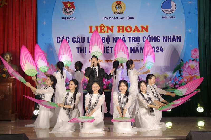 Một tiết mục văn nghệ tại buổi liên hoan. Ảnh: LĐLĐ thị xã Việt Yên