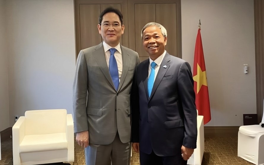 Chủ tịch tập đoàn Samsung ghi nhận các kiến nghị đề xuất của Chủ tịch CMC (phải) về hợp tác đẩy mạnh phát triển thiết kế chip AI. Ảnh: CMC cung cấp