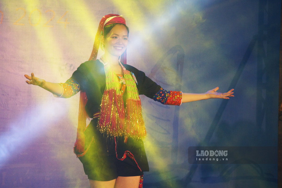 Thí sinh trình diễn trang phục dân tộc. Ảnh: Đoàn Hưng